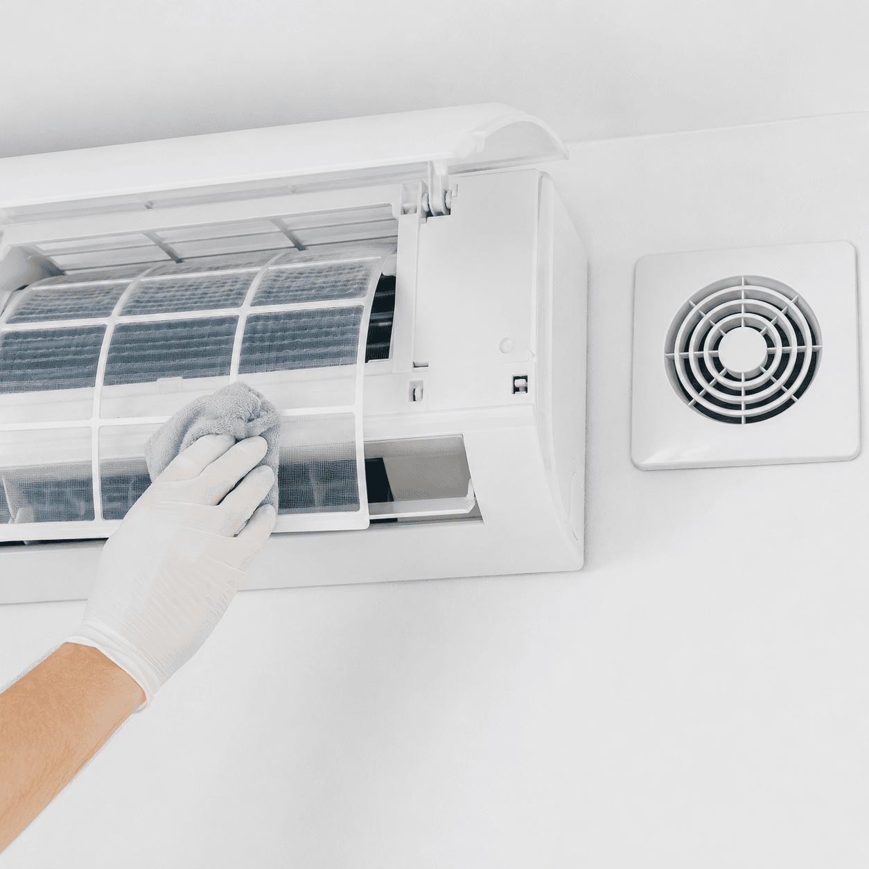 Technicien nettoyant un split de climatisation — Air Pro Filtration